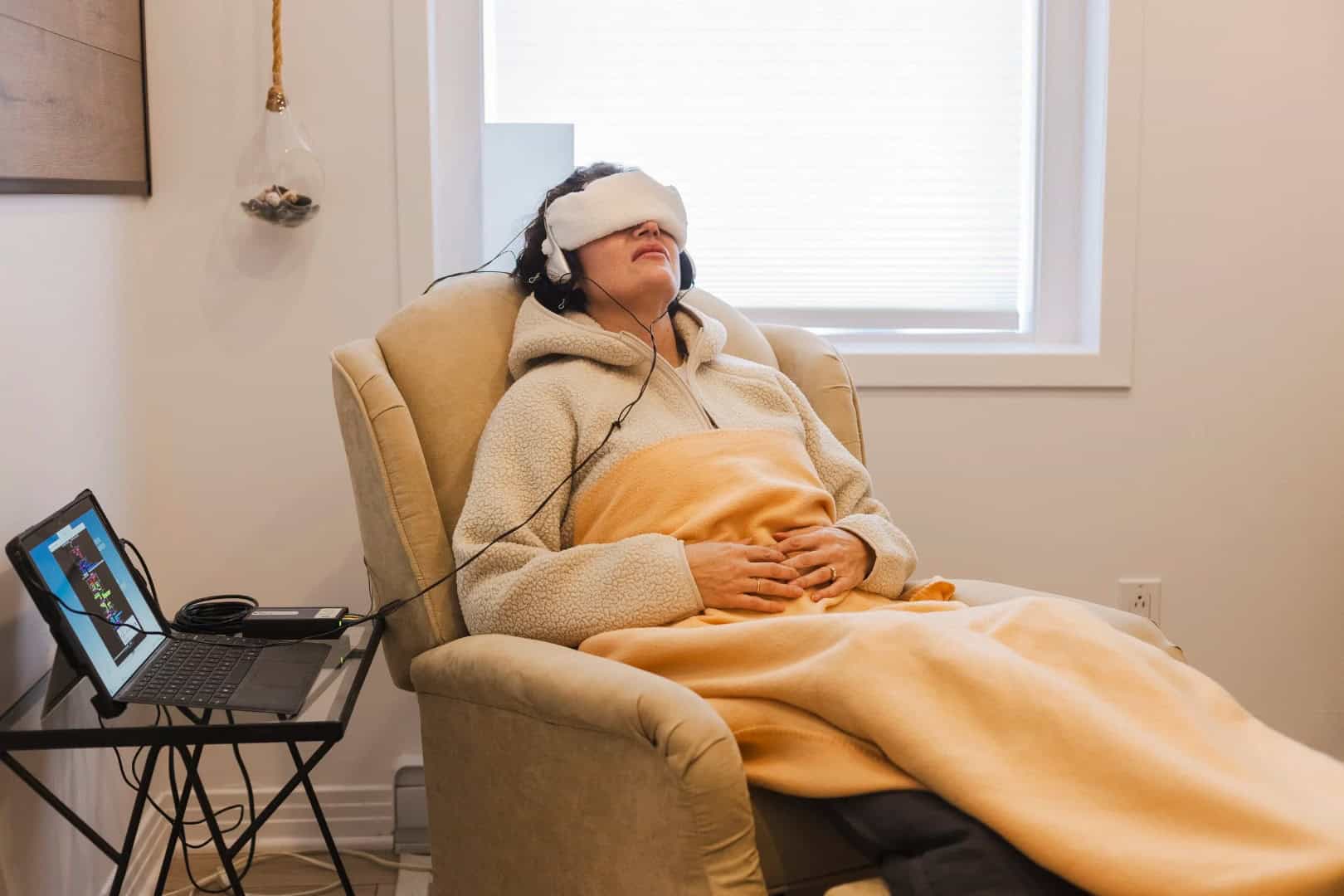 Personne installée confortablement lors d'une séance de neurofeedback NeurOptimal